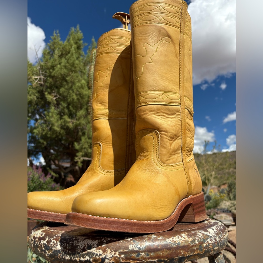 FRYE πΊπΈ Campus Longhorn Stitch Boots In Banana - Picture 11 of 16